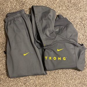 Nike Livestrong sweatsuit size L